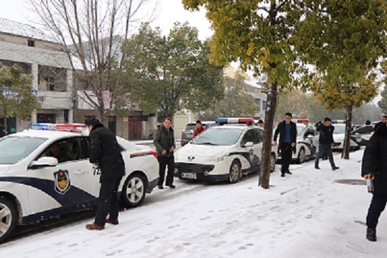 风雪无阻的法庭干警.JPG 风雪无阻的法庭干警.JPG