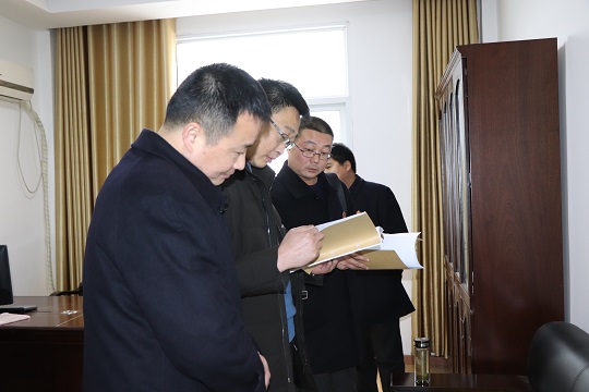 在杏花法庭观摩案卷装订.JPG 在杏花法庭观摩案卷装订.JPG