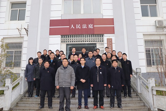 在七里法庭合影留念.JPG 在七里法庭合影留念.JPG