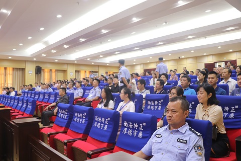 各界人士旁听庭审.JPG